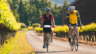 Clients ride at their own pace and can stop to sample wine. // © 2016 Backroads/David Epperson 2
