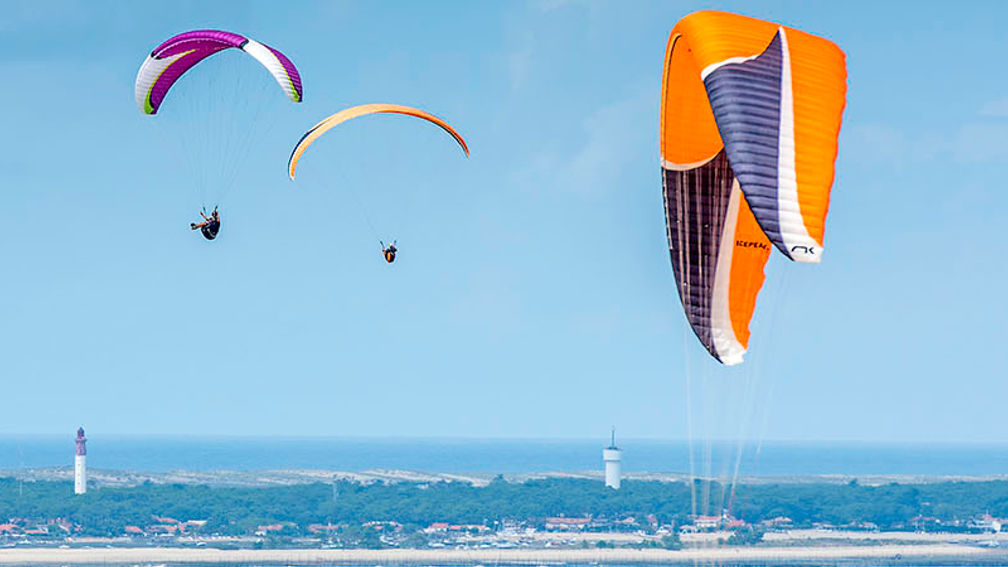 Paraglide or picnic at the top of Dune du Pilat. // © 2016 Mark Edward Harris 3