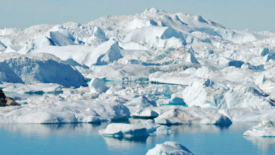 Passengers can get a closer look at Greenland’s Ilulissat Icefjord. // © 2017 Greg Olsen