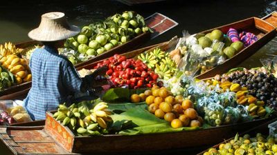 The floating market in Bangkok. // © 2014 Thinkstock 3