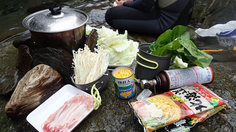 A lunch of ramen noodles with fresh vegetables and slices of meat, eaten in the middle of the river, was served halfway during the tour.