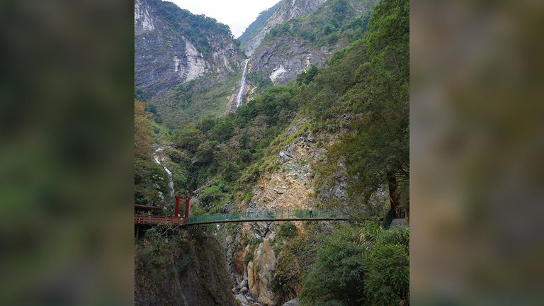 The Baiyang Trail features bridges and tunnels.