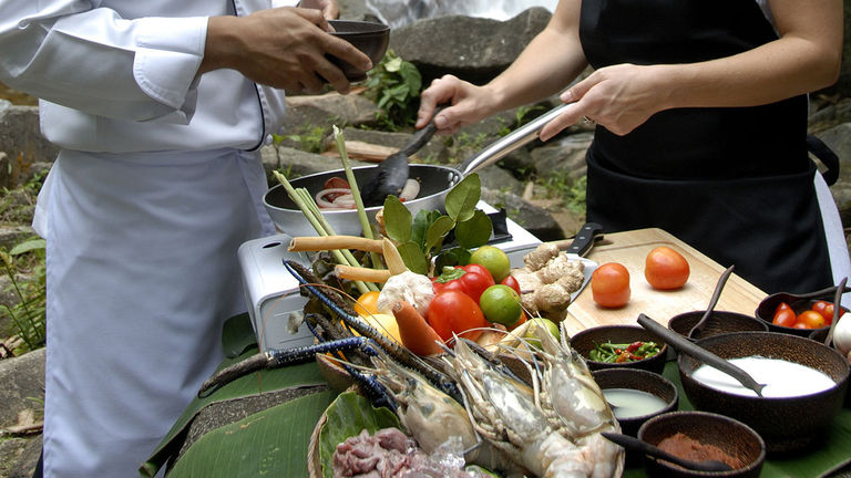 Guests can take a Thai cooking class in the jungle.