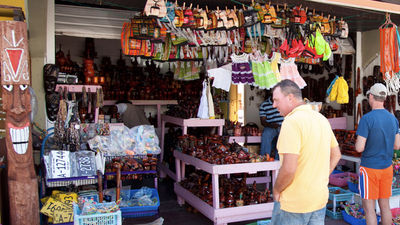 Flea markets and street stalls are appropriate shopping destinations for travelers who like to bargain with vendors. // © 2015 Aruba Tourism Authority