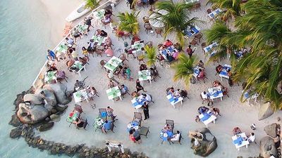 Flying Fishbone provides a toes-in-the-sand dining experience. // © 2016 Aruba Tourism Authority