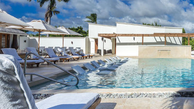 Splash in Calabash’s main pool, or book a Pool Suite for a private experience. // © 2018 Calabash Luxury Boutique Hotel & spa