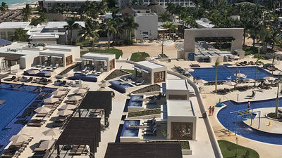 The sprawling resort has a range of accommodations, from ground-level swim-out suites to a penthouse-level Chairman’s suite. // © 2017 Tanja M. Laden