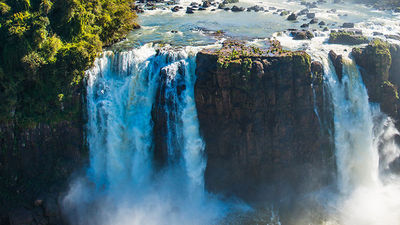 The falls are one of the New 7 Wonders of Nature. // © 2017 iStock