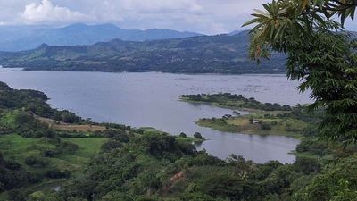 Suchitoto, El Salvador attracts visitors with its lake-side surroundings and colonial architecture, like that of Santa Lucia Cathedral. // © Thinkstock Sq