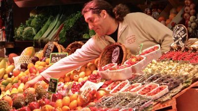 Excursions include shopping for organic ingredients at the market. // © 2015 Oceania Cruises 2