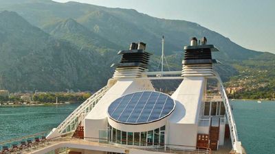 The ship’s pool is a popular place to relax // © 2014 Seabourn Cruise Line 2