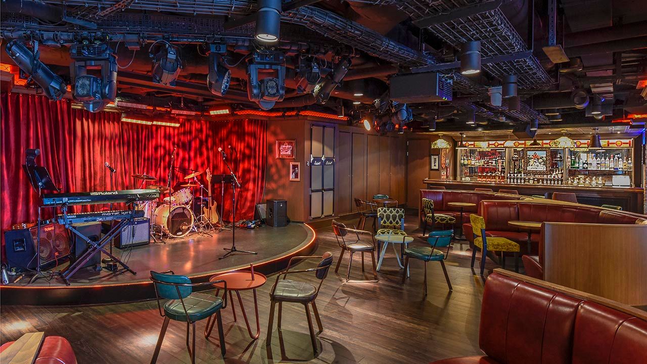 Syd Norman’s Pour House, a classic rock ’n’ roll bar and lounge, has replaced Fat Cats Jazz & Blues Club onboard Norwegian Breakaway.