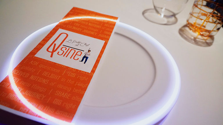 Le Petit Chef features video projections that display animations of a chef who “prepares” the meal.