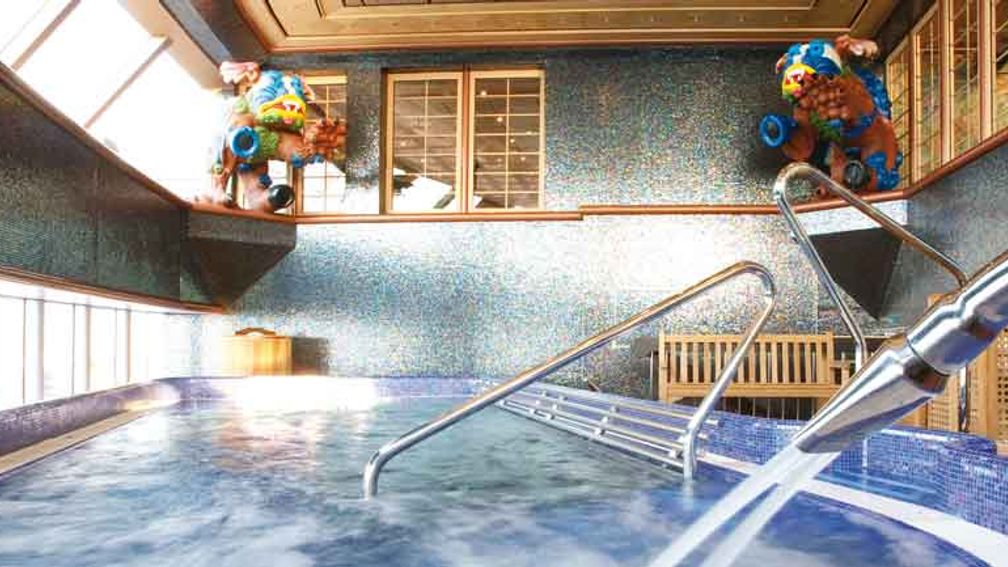 Luminosa’s two-level spa includes a fitness area, a sauna and a thalassotherapy pool. // © 2014 Costa Cruises F