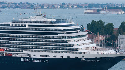 Travel agents and Holland America Line passengers can virtually filter and customize itineraries with Utrip. // © 2015 Holland America Line