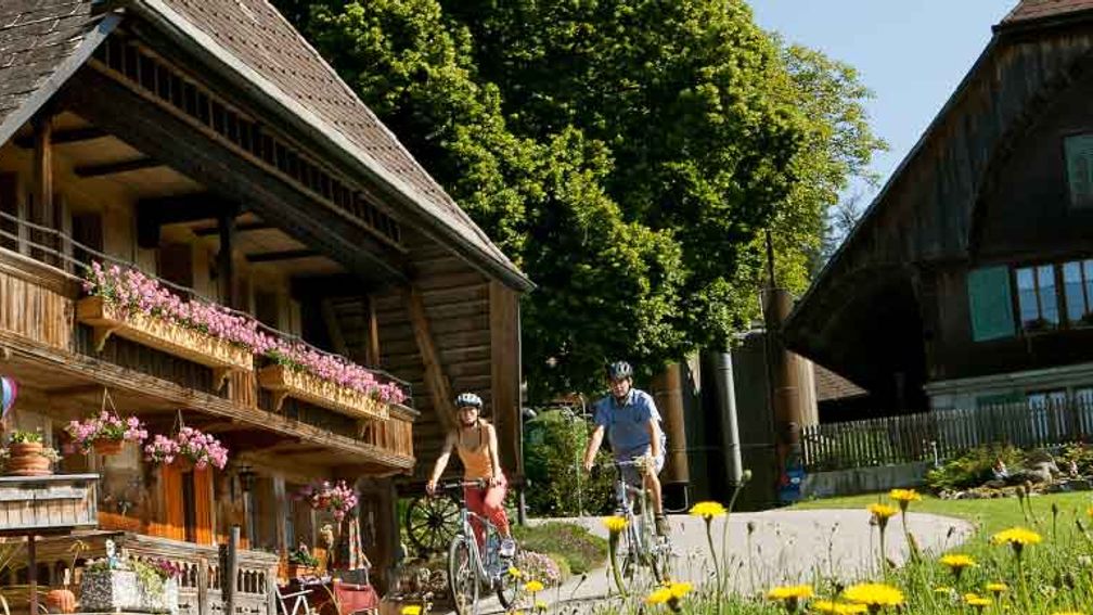 Biking the Emmental’s many trails is a great way to enjoy the region’s scenery. // © 2013 Swiss-Image.ch/Christof Sonderegger 3