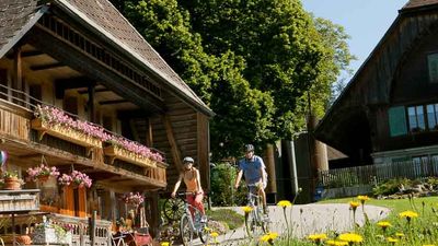 Biking the Emmental’s many trails is a great way to enjoy the region’s scenery. // © 2013 Swiss-Image.ch/Christof Sonderegger 3