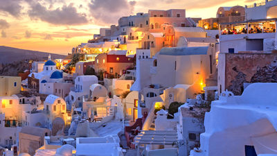 Oia, a village on Santorini, offers unique delights for visitors. // © 2016 iStock 2