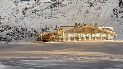 Hohe Mut Alm in the Oetz Valley boasts a large open terrace overlooking the Alps. // © 2015 Tirol Werbung
