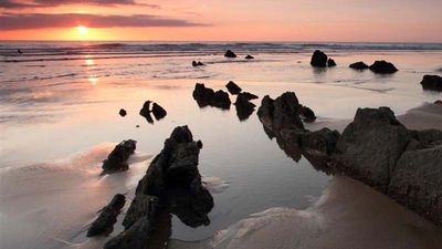 Barrika Beach disappears during high tide. // © 2017 Creative Commons user mcfaacfrp