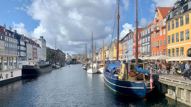 Hyttefadet is located in Nyhavn, Copenhagen’s historic waterfront.