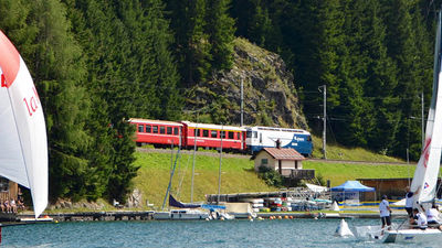 Lake Davos offers watersports such as sailing. // © 2017 Creative Commons user Swiss Sailing League