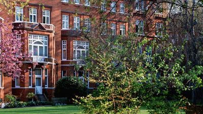The property is situated on a quiet garden square in Chelsea, London. // © 2015 Draycott Hotel