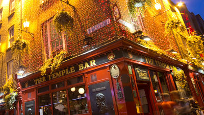 Dublin’s youthful energy is alive and well at the classic Temple Bar. // © littleny / Shutterstock.com F