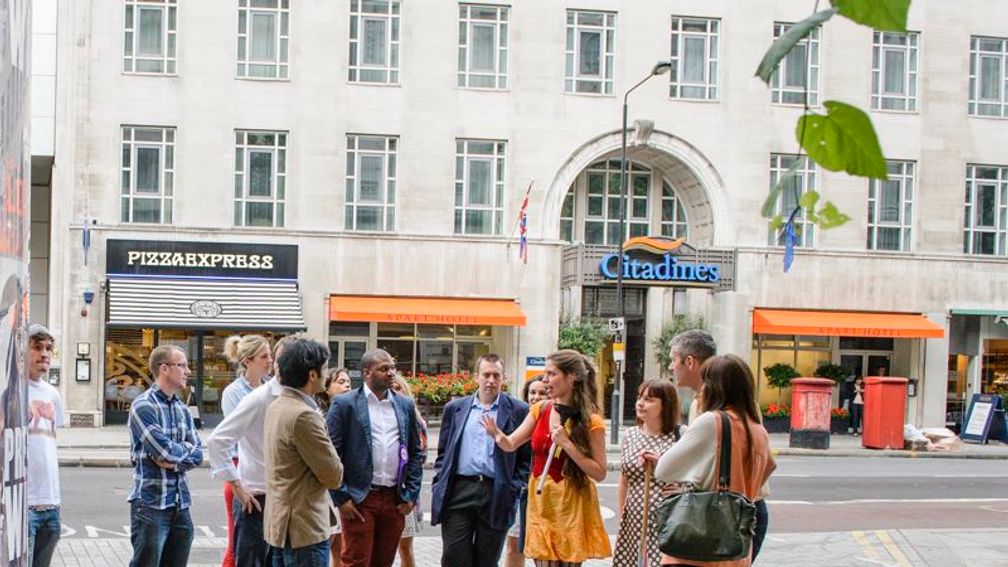 London Loo Tours and dating website Do Something offer a unique dating experience, in addition to Loo Tours’ regular offerings. // © 2013 Jose Farinha F