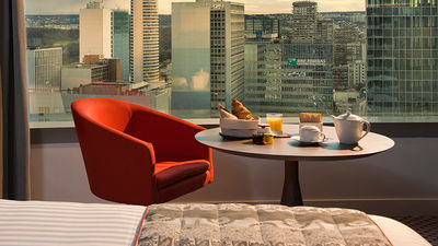 Many of the property’s guestrooms feature stunning views of the city skyline. // © 2015 Melia Hotels International