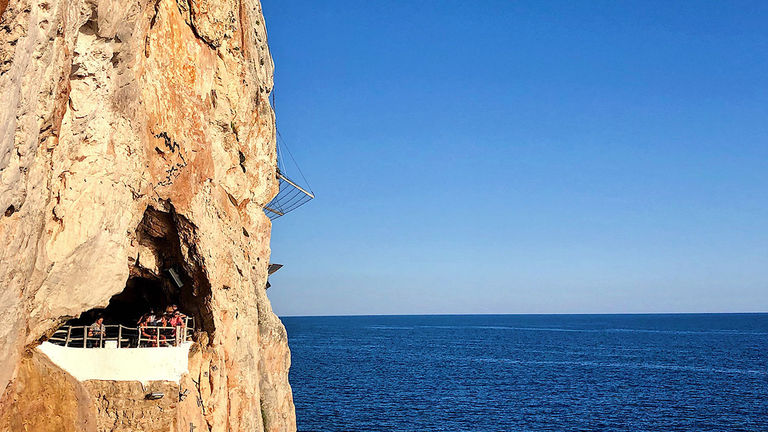 Cova D’en Xoroi is located inside a cave that overlooks the water.