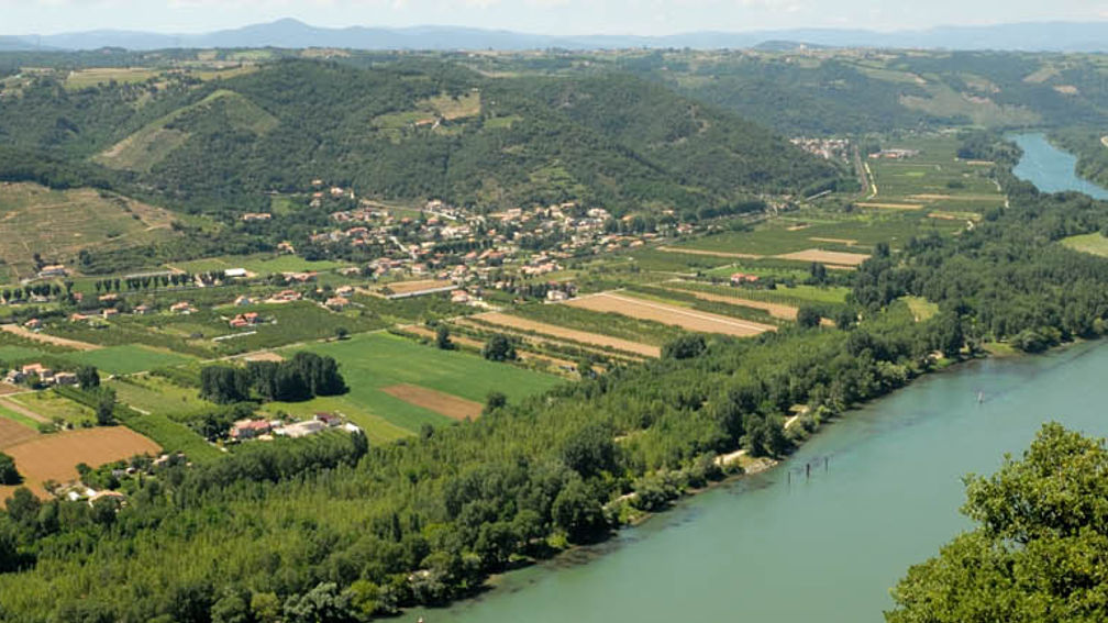 The Roanne region in France features distinctive wines and specialties. // © 2014 Thinkstock F
