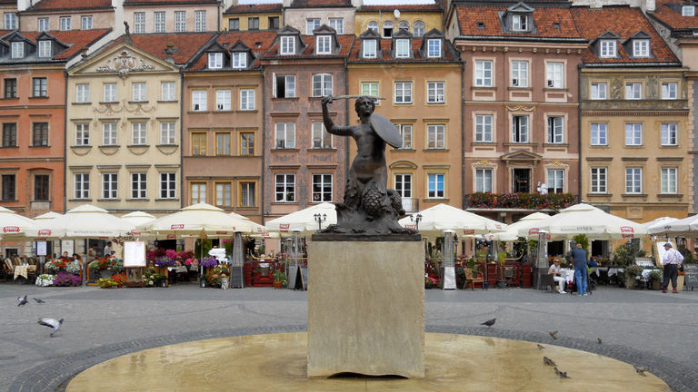 Suggest a visit to the city’s reconstructed Old Town.