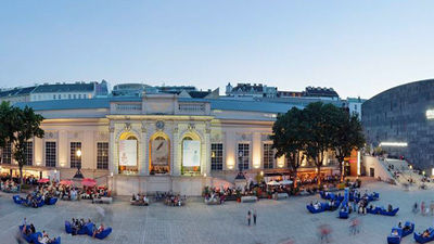 The traditional architecture of the Leopold Museum (left) contrasts with the stark design of the Museum Moderner Kuns at the opposite end of the MuseumsQuartier courtyard. // © 2014 Hertha Humaus