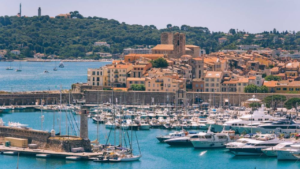 Clients can explore Antibes on foot, offering them an easygoing, laid-back feel of the old town.