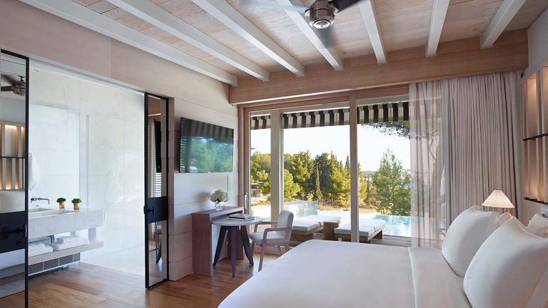 The refreshed property’s 300 guestrooms are split into two buildings, called Arion and Nafiska.