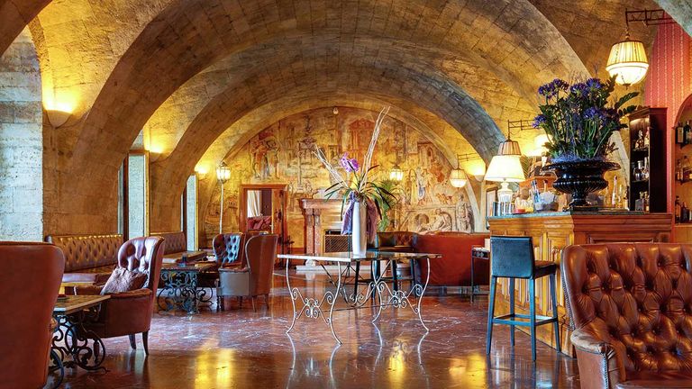 The Des Arcades lounge bar overlooks the marina and features indoor and outdoor seating, along with piano music each evening.