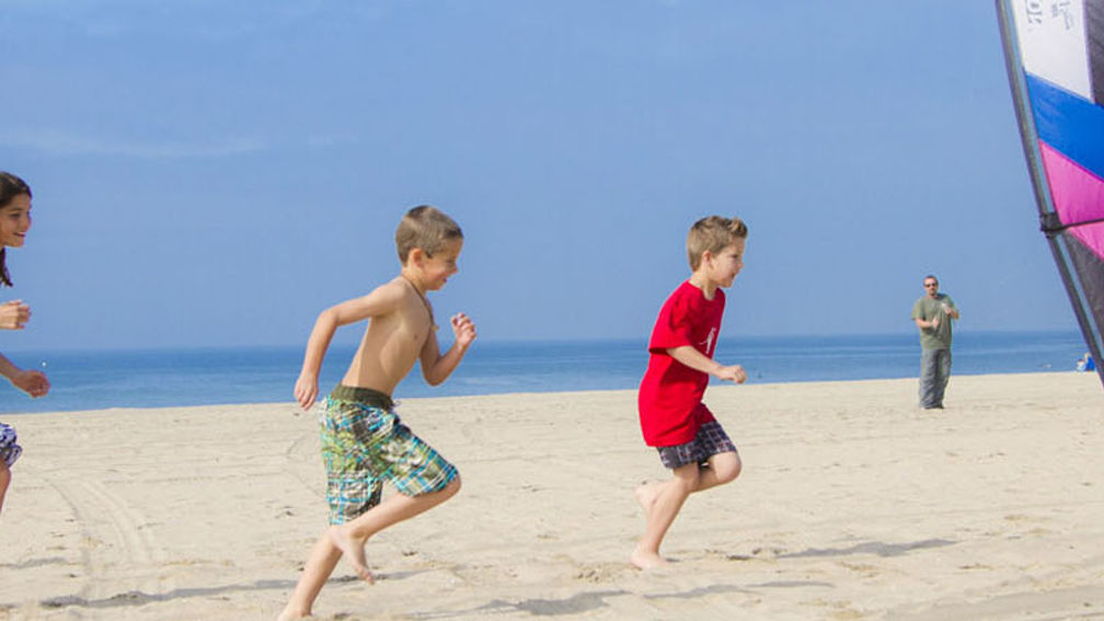 Surf lessons and beachside butler s’mores service are among the family friendly highlights at the Hyatt Regency Huntington Beach. // © Hyatt Regency Huntington Beach Resort and Spa F