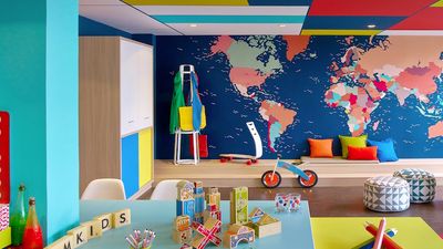Colorful, large-scale maps encourage little ones to talk about where they’re from and where they want to go. // © 2016 Le Meridien Hotels