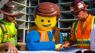 Emmet from ‘The Lego Movie’ helps in the construction of the new hotel // © 2015 Legoland Hotel