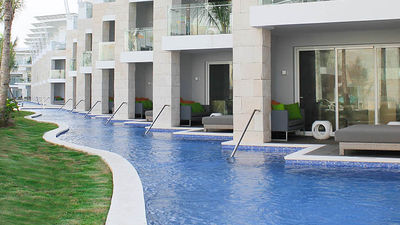 Accommodations at Nickelodeon Hotels & Resorts Punta Cana include swim-up suites. // © 2016 Nickelodeon Hotels & Resorts