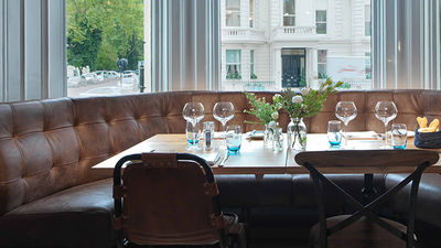 Scoff & Banter restaurant boasts high ceilings and front-facing windows. // © 2016 Radisson Blu Edwardian Vanderbilt