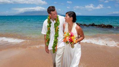 The beach is one of many romantic spots to get married on Maui. // © 2013 MVB/Ron Dahlquist 3