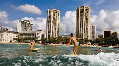 There’s plenty of room in the water during Hawaii’s fall travel season. // © 2015 Hyatt Regency Waikiki Beach Resort and Spa 2