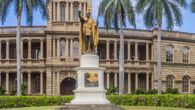A statue of Kamehameha the Great in front of Aliiolani Hale // © 2017 Getty Images