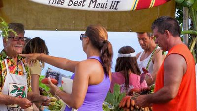Locals and visitors bond during annual festivals such as Kaanapali Fresh, which features a lively farmers market. // © 2014 Kaanapali Beach Resort Association 2