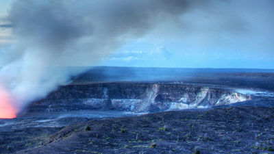 Another view of the Kilauea caldera in Hawaii Volcanoes National Park // © 2016 Creative Commons user waywardtraveler