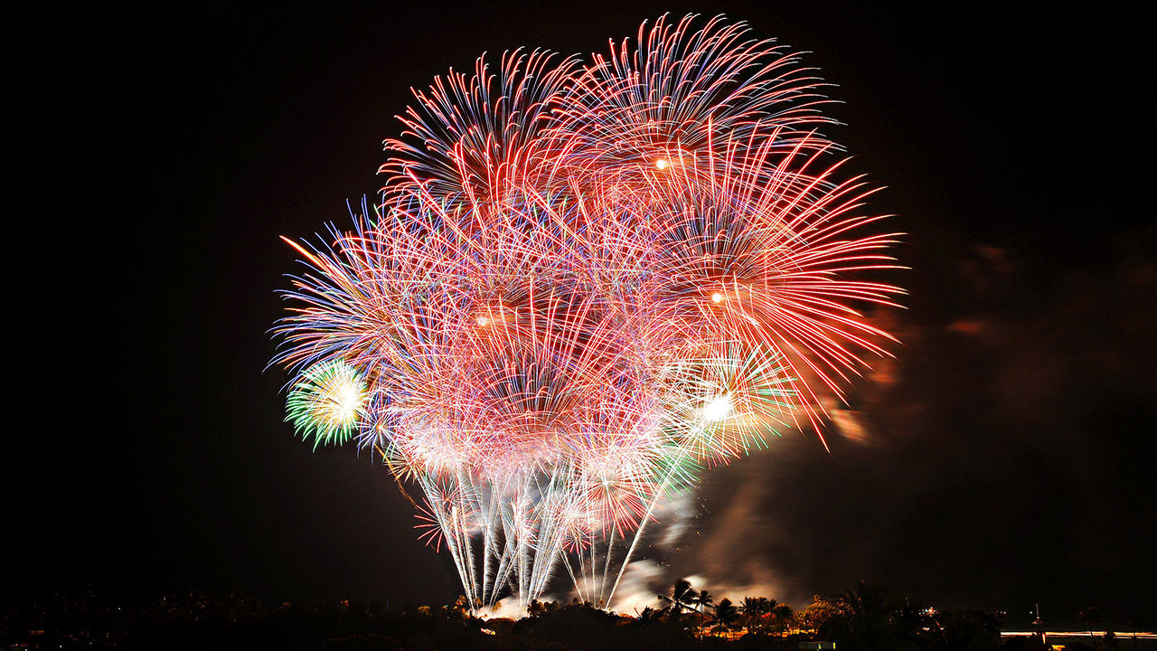 Ala Moana Center honors July 4 with a spectacular fireworks display over Ala Moana Beach Park.