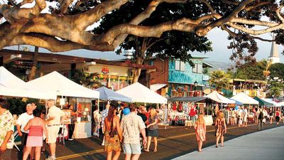During Kokua Kailua on Hawaii Island, Kailua's Alii Drive turns into a pedestrians-only street fair. // © 2016 Kailua Village Business Improvement District