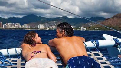 A romantic catamaran ride can help couples sail into their future together. // © 2015 HTA/Tor Johnson